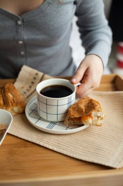 Sağlıklı kahvaltı kahve ile yatakta