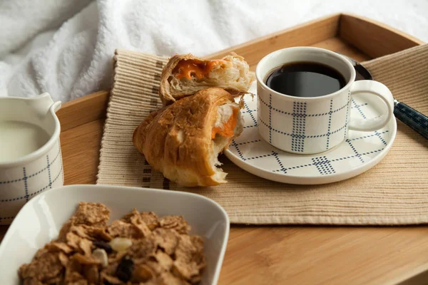 Petit déjeuner sain au lit avec café — Photo