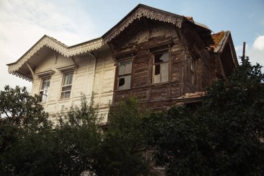 Kırık pencereli terk edilmiş bir ev.