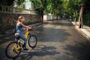 Genç çekici kadın bir bisiklet sürme.