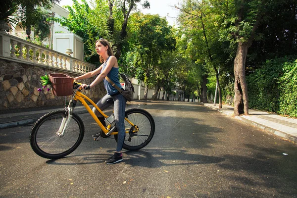 Νέα ελκυστική γυναίκα ποδήλατο. — Φωτογραφία Αρχείου