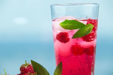Nane ve ahşap masa buza frambuazlı limonata