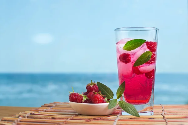 Nane ve ahşap masa buza frambuazlı limonata