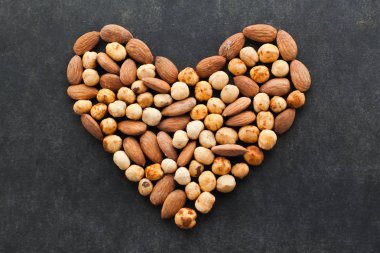 Bir kalp şeklinde fındık çeşitleri.