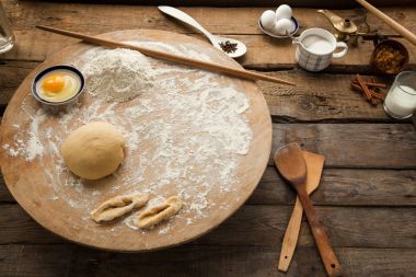 Pişirme ve pişirme için malzemelerle hamur.