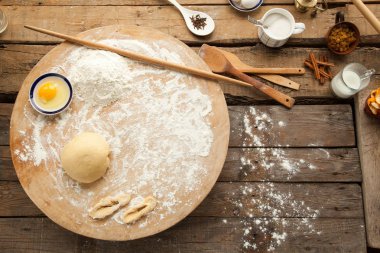 Pişirme ve pişirme için malzemelerle hamur.