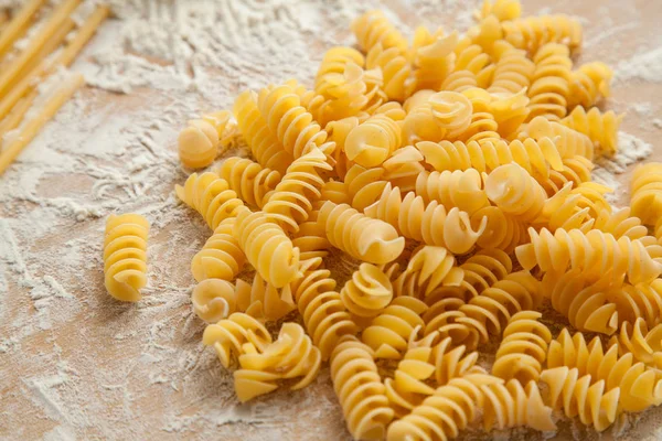 Spagetti ve evde makarna pişirme.