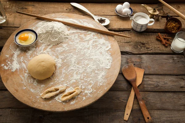Pişirme ve pişirme için malzemelerle hamur.