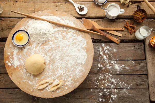 Pişirme ve pişirme için malzemelerle hamur.