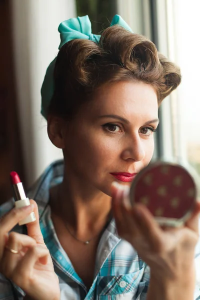 Pinup mirada mujer vestida —  Fotos de Stock