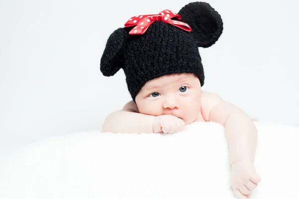 Newborn baby with hat on the head lying on blanket — Stock Photo, Image