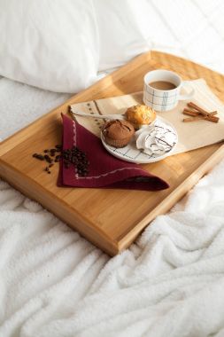 Tatlı kahve ile yatakta kahvaltı