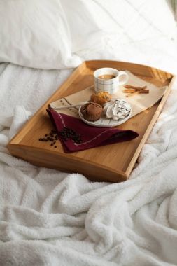 Tatlı kahve ile yatakta kahvaltı