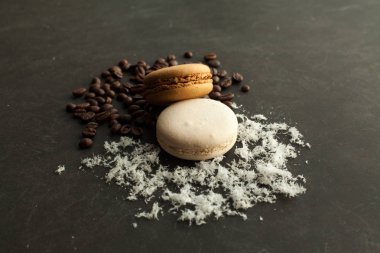 Koyu arka plan üzerine Hindistan cevizi ve kahve macaroons