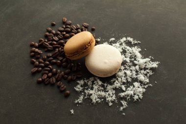 Koyu arka plan üzerine Hindistan cevizi ve kahve macaroons
