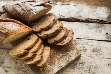 Ev yapımı ekmek, organik bileşenleri ile yapılan dilimlenmiş.