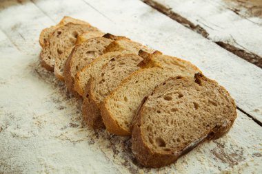 Dilimlenmiş ekmek parçalarını un ahşap tablo