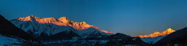 Panorama de la montagne de neige en hiver, coucher de soleil . — Photo