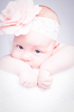 Yeni doğan bebeğin kafasına kafa bandı ile