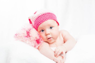 Gülümseyen şirin yeni doğan bebek kız.