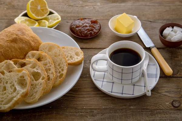 Café da manhã com pão francês tradicional e xícara de café . — Fotografia de Stock