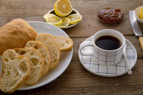 Micul dejun cu pâine tradițională franceză și o ceașcă de cafea . — Fotografie, imagine de stoc