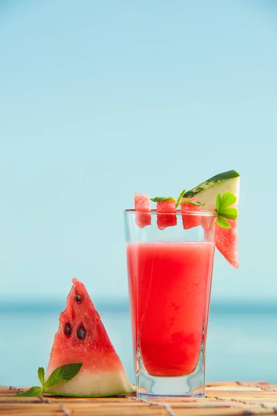 Taze karpuz suyu ile nane, limonata. Vitaminler, yaz için sağlıklı içecek vejetaryen için uygun. Deniz arka planda.