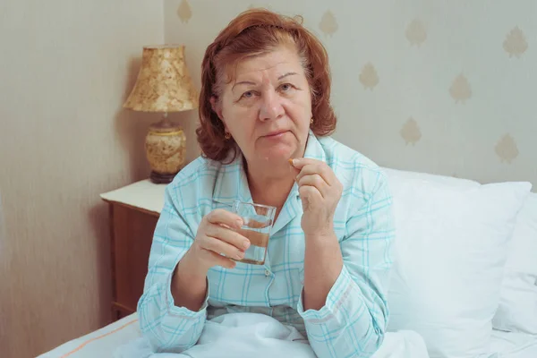 üst düzey kadın evde hapları.
