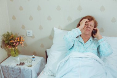 hasta yaşlı kadın doktoru arıyorum.