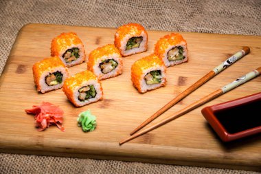 California roll suşi karides, salatalık ve avokado.