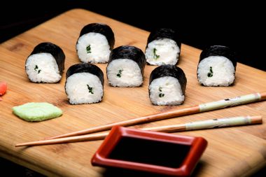 Maki Sushi ile ve içine taze soğan.