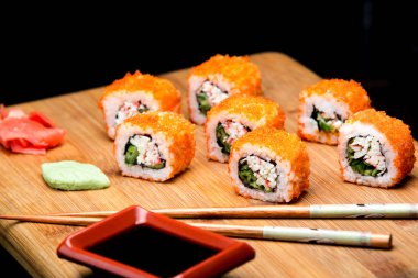California maki sushi masago ile.