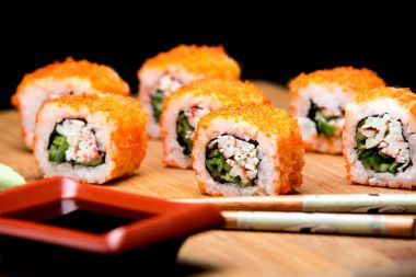 California maki sushi masago ile.