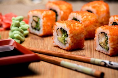 California roll suşi karides, salatalık ve avokado.