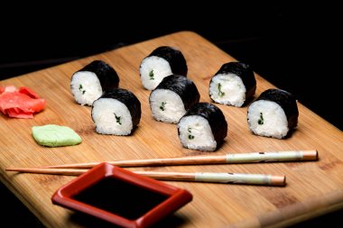 Maki Sushi ile ve içine taze soğan.