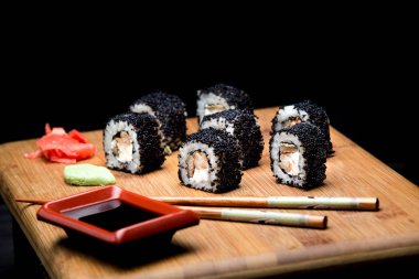 Suşi zuko maki karides, peynir, salatalık ve siyah masago havyar ile.