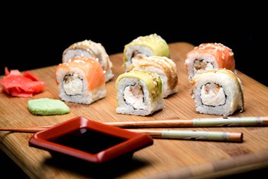 Gökkuşağı suşi Roll somon ve karides