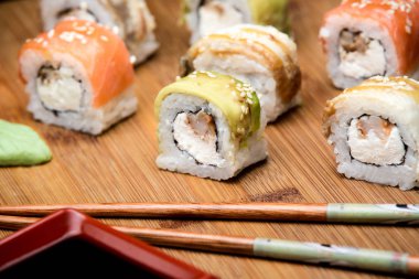 Gökkuşağı suşi Roll somon ve karides