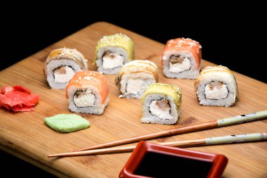 Gökkuşağı suşi Roll somon ve karides