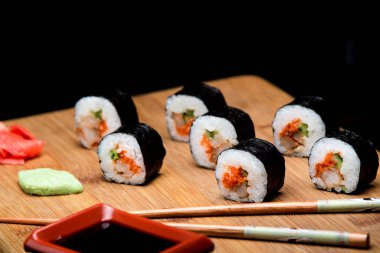 Karides ve havyar ile geleneksel taze Japon suşi rulo