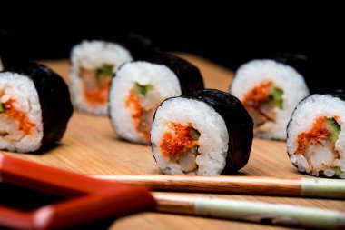 Karides ve havyar ile geleneksel taze Japon suşi rulo