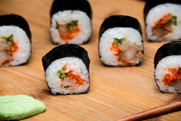 Karides ve havyar ile geleneksel taze Japon suşi rulo