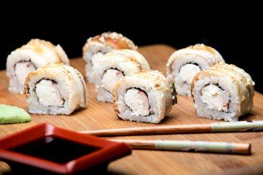 Dragon suşi roll yılan balığı ve krem peynir ile.