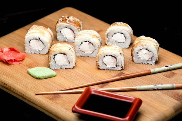 Dragon suşi roll yılan balığı ve krem peynir ile.