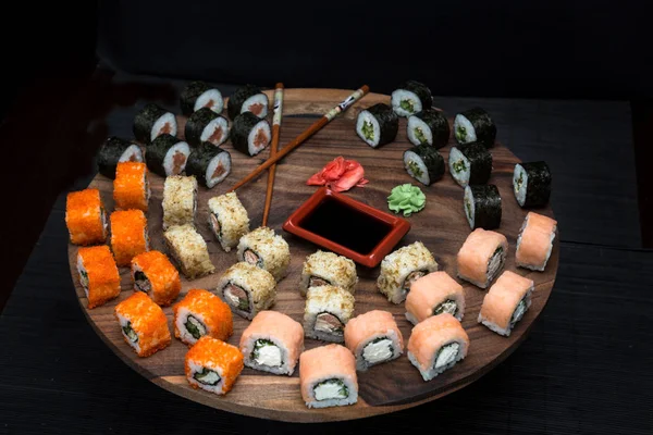 Большой набор суши с креветками, угрем и лосось . — стоковое фото