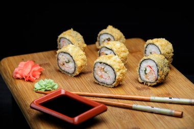 Yengeç eti ve Japon cips ile sıcak suşi.