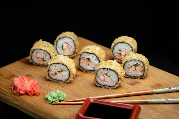 Yengeç eti ve Japon cips ile sıcak suşi.