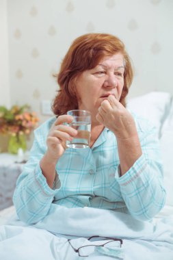 kadın kıdemli alarak ilaç.