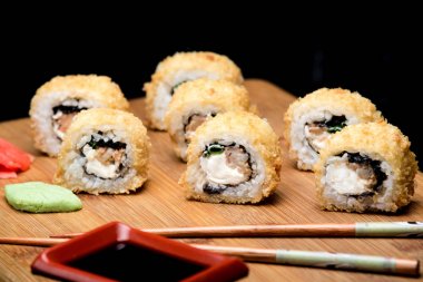 Sıcak tempura karides ile rulo