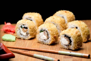 Sıcak tempura karides ile rulo